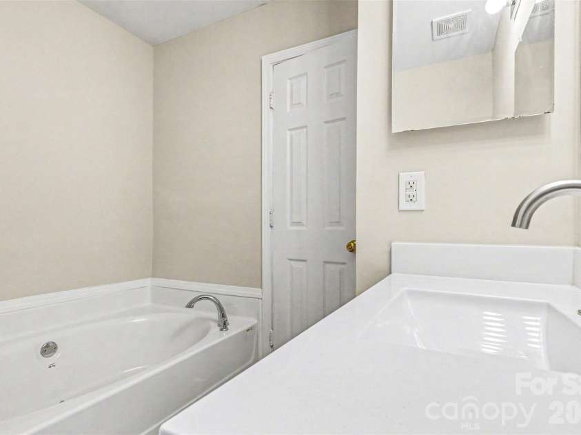4034 Woolcott Avenue, Charlotte, NC 28213.  MLS# CAR4373792, YatesRealty ID 17389. 