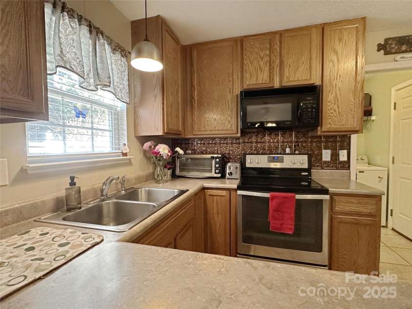 226 Farington Circle, Fletcher, NC 28732.  MLS# CAR4217027, YatesRealty ID 1739. Kitchen