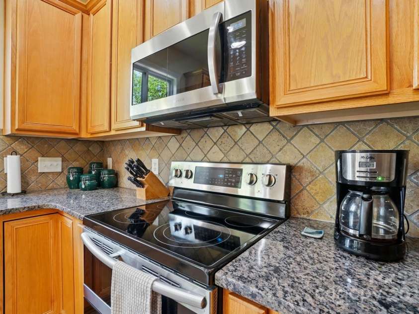 10056 Paisley Drive, Charlotte, NC 28269.  MLS# CAR4246643, YatesRealty ID 17391. 