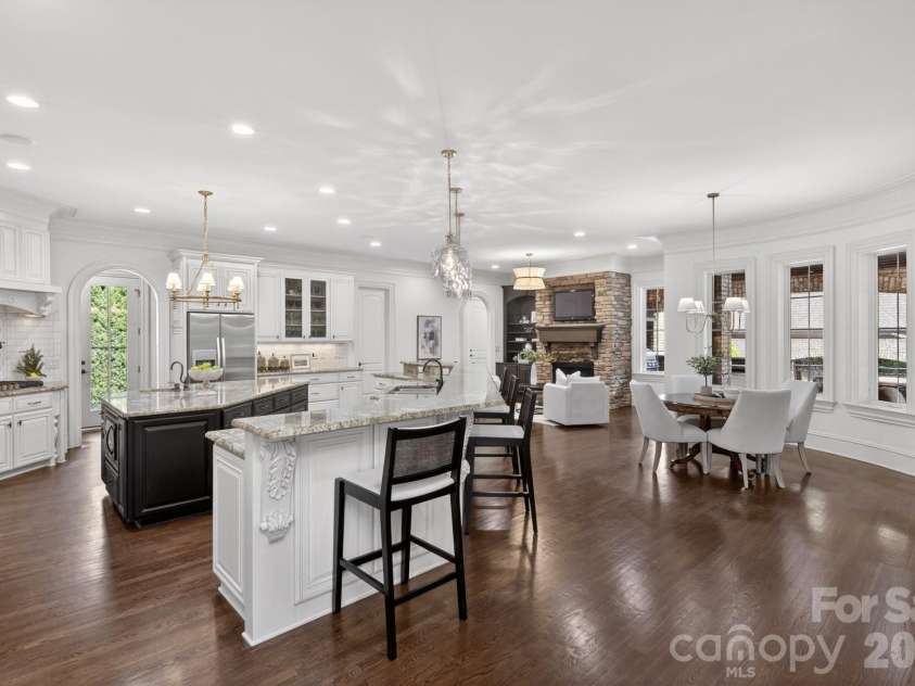 7828 Clovervale Drive, Waxhaw, NC 28173.  MLS# CAR4374597, YatesRealty ID 17395. Expansive island seating