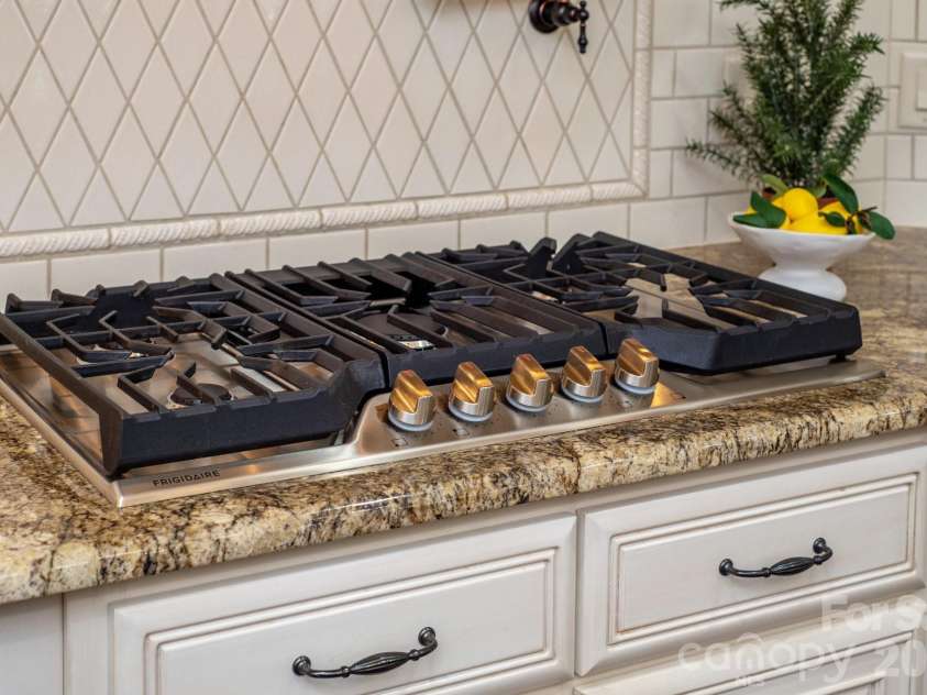 7828 Clovervale Drive, Waxhaw, NC 28173.  MLS# CAR4374597, YatesRealty ID 17395. New Cooktop