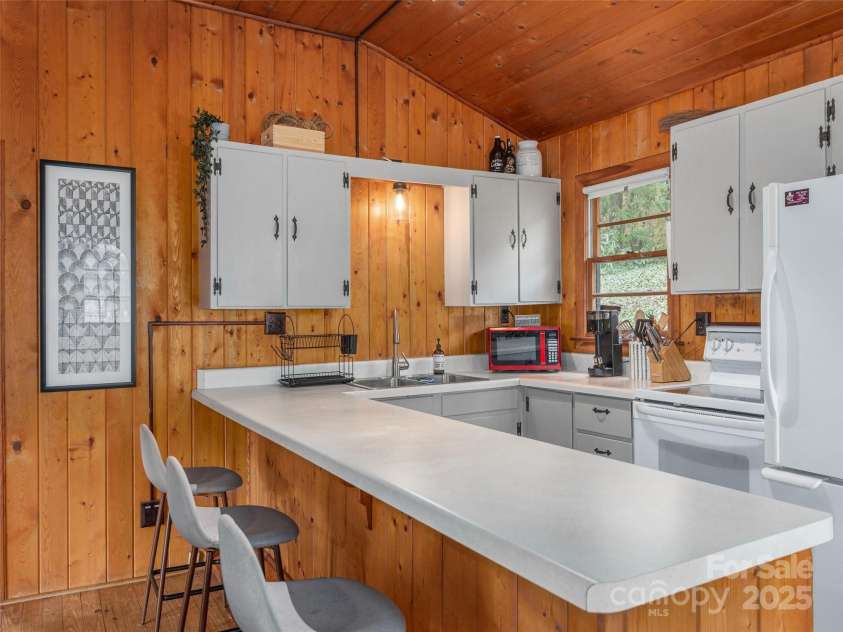 147 Azalea Drive, Maggie Valley, NC 28751.  MLS# CAR4242974, YatesRealty ID 17397. 