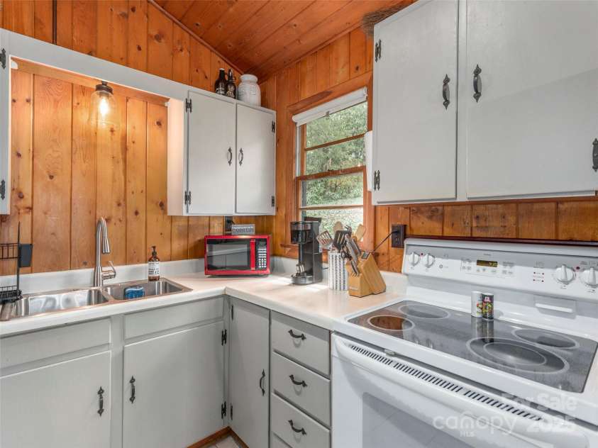147 Azalea Drive, Maggie Valley, NC 28751.  MLS# CAR4242974, YatesRealty ID 17397. 