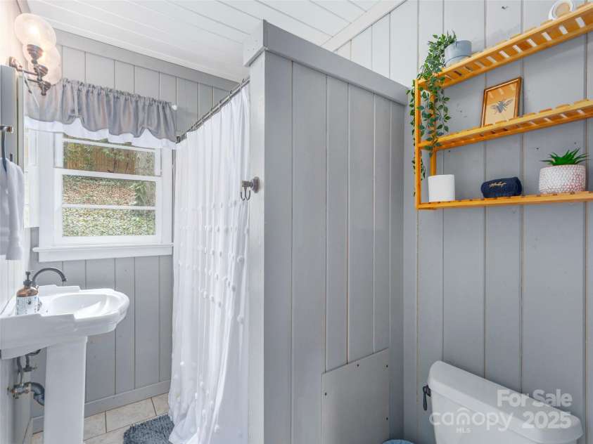 147 Azalea Drive, Maggie Valley, NC 28751.  MLS# CAR4242974, YatesRealty ID 17397. 