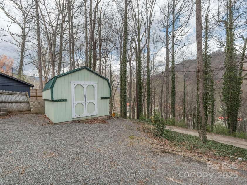 147 Azalea Drive, Maggie Valley, NC 28751.  MLS# CAR4242974, YatesRealty ID 17397. 