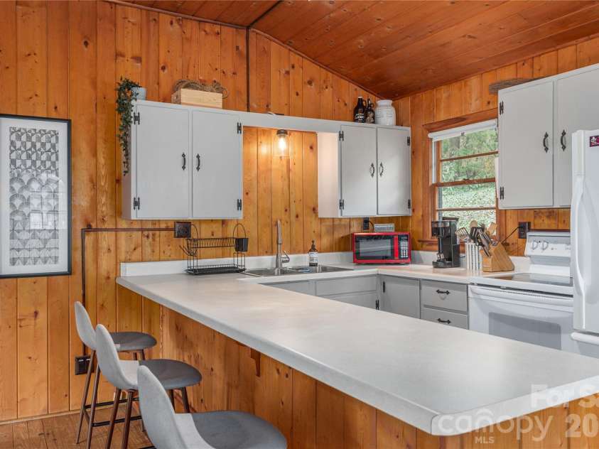 147 Azalea Drive, Maggie Valley, NC 28751.  MLS# CAR4326706, YatesRealty ID 17397. 