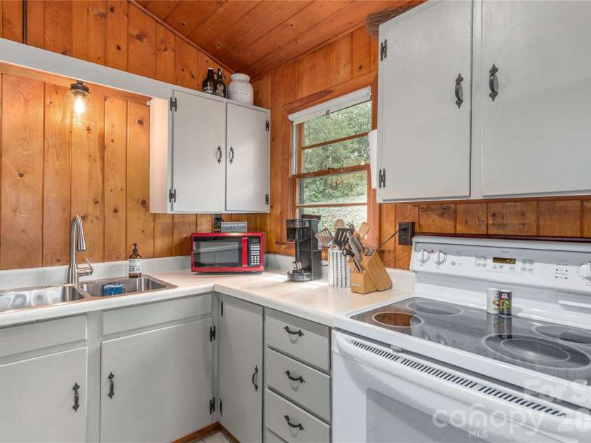 147 Azalea Drive, Maggie Valley, NC 28751.  MLS# CAR4326706, YatesRealty ID 17397. 