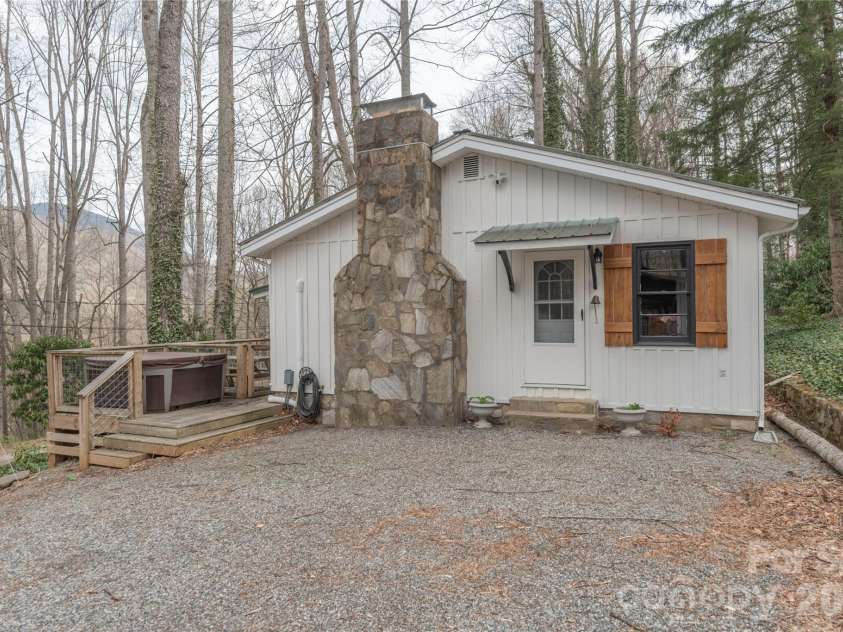 147 Azalea Drive, Maggie Valley, NC 28751.  MLS# CAR4326706, YatesRealty ID 17397. 