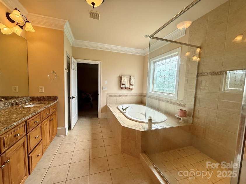 8620 Rolling Fields Road, Charlotte, NC 28227.  MLS# CAR4266446, YatesRealty ID 17398. Large Jacuzzi Garden Tub with tile surround