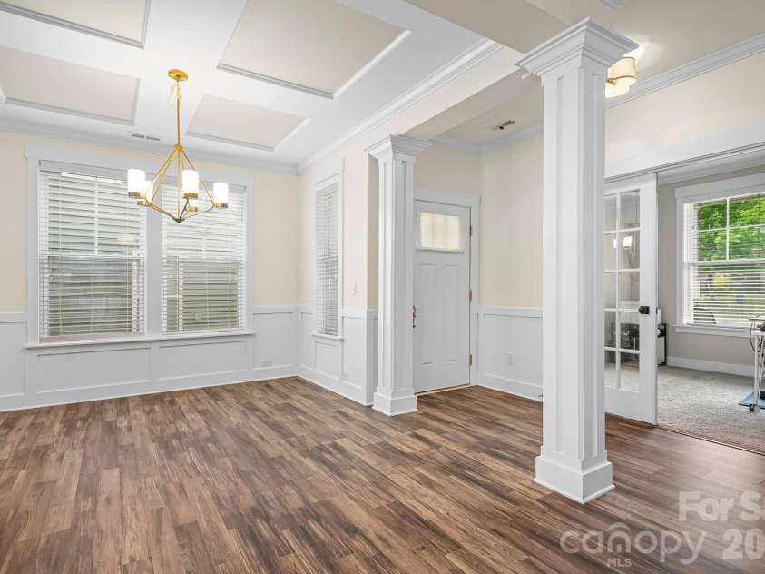 10008 Michael Crossing Drive, Charlotte, NC 28213.  MLS# CAR4375777, YatesRealty ID 17399. 