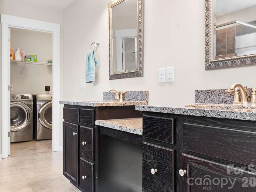 10008 Michael Crossing Drive, Charlotte, NC 28213.  MLS# CAR4375777, YatesRealty ID 17399. 