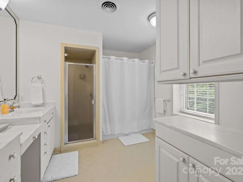 2709 Wamath Drive, Charlotte, NC 28210.  MLS# CAR4262902, YatesRealty ID 17399. 