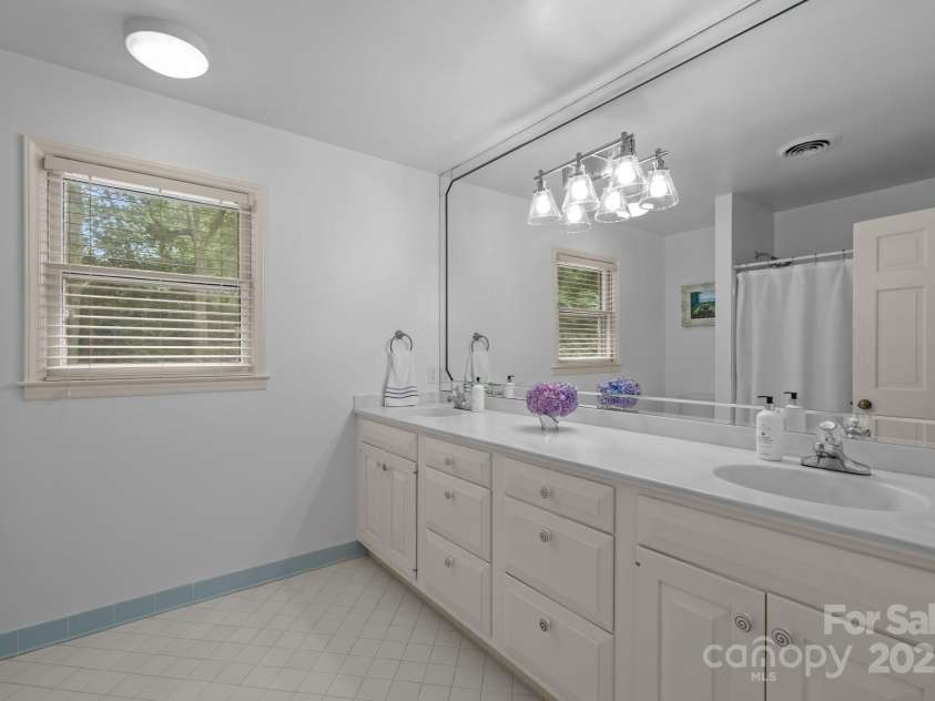 2709 Wamath Drive, Charlotte, NC 28210.  MLS# CAR4262902, YatesRealty ID 17399. 