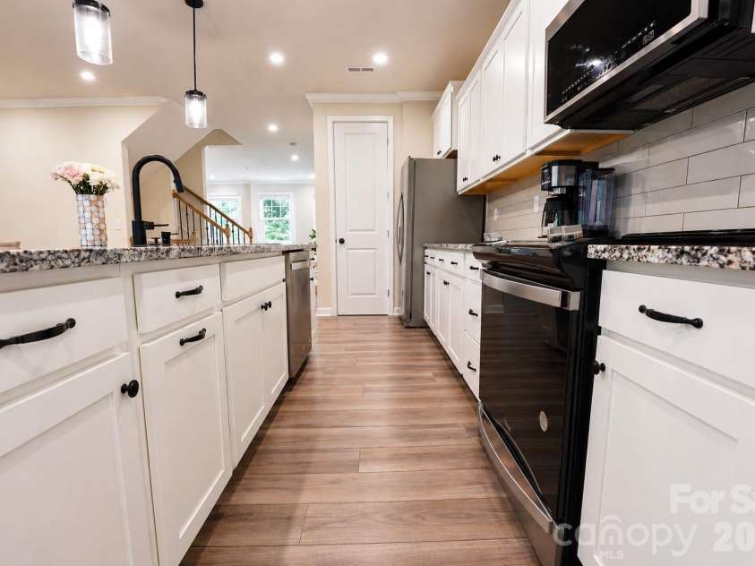 12008 John Newton Drive, Davidson, NC 28036.  MLS# CAR4375341, YatesRealty ID 17400. Kitchen