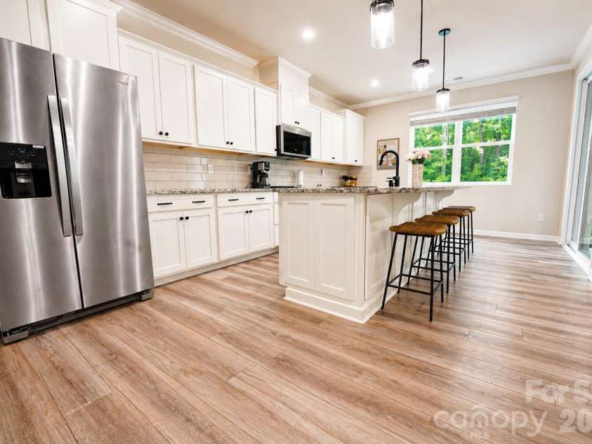 12008 John Newton Drive, Davidson, NC 28036.  MLS# CAR4375341, YatesRealty ID 17400. Kitchen