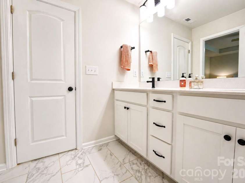 12008 John Newton Drive, Davidson, NC 28036.  MLS# CAR4375341, YatesRealty ID 17400. Primary Bath