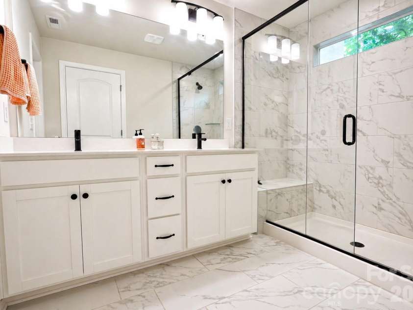 12008 John Newton Drive, Davidson, NC 28036.  MLS# CAR4375341, YatesRealty ID 17400. Primary Bath