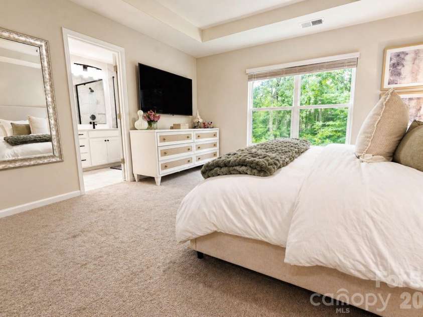 12008 John Newton Drive, Davidson, NC 28036.  MLS# CAR4375341, YatesRealty ID 17400. Primary Bedroom