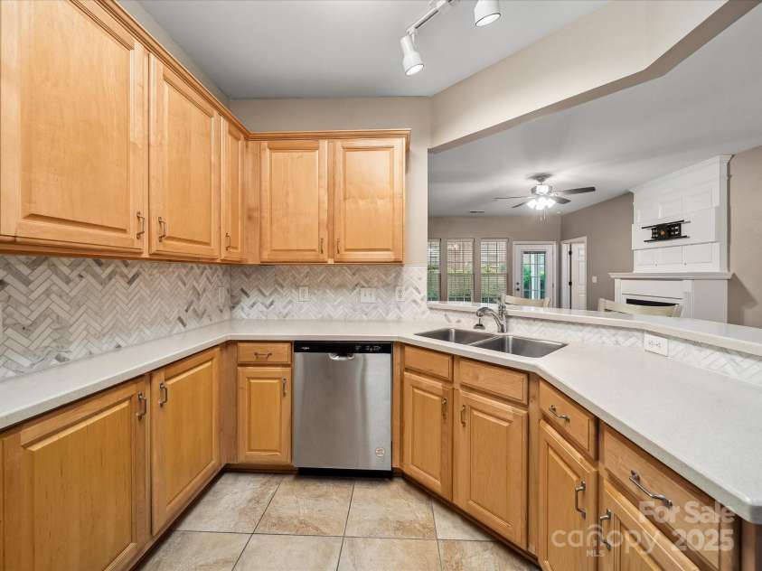 14321 San Paolo Lane, Charlotte, NC 28277.  MLS# CAR4250728, YatesRealty ID 17400. Kitchen