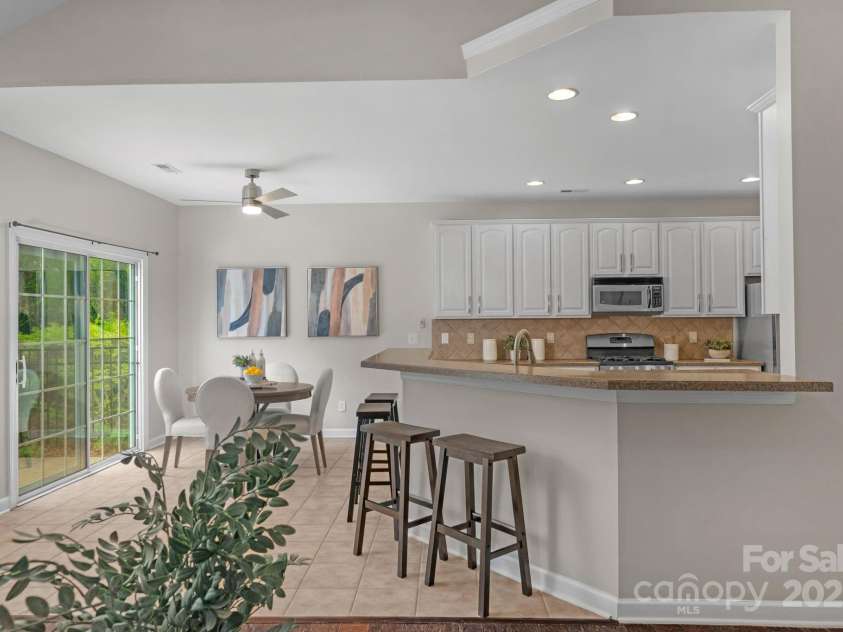 2711 Liberty Hall Court, Waxhaw, NC 28173.  MLS# CAR4228548, YatesRealty ID 17401. Ample kitchen cabinetry, breakfast bar and eat-in area make the kitchen a joy to be in.