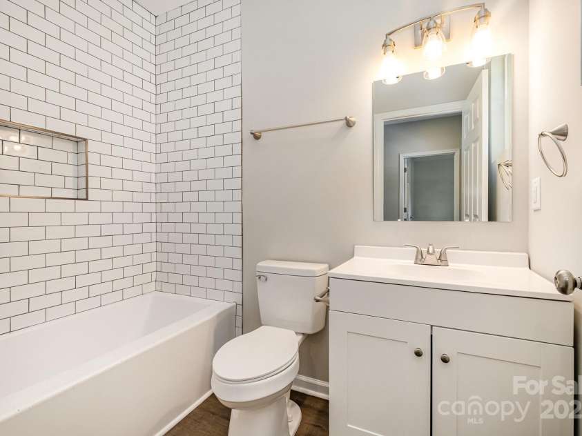 3050 Millstone Drive, Gastonia, NC 28054.  MLS# CAR4253322, YatesRealty ID 17406. 2nd bathroom with tub