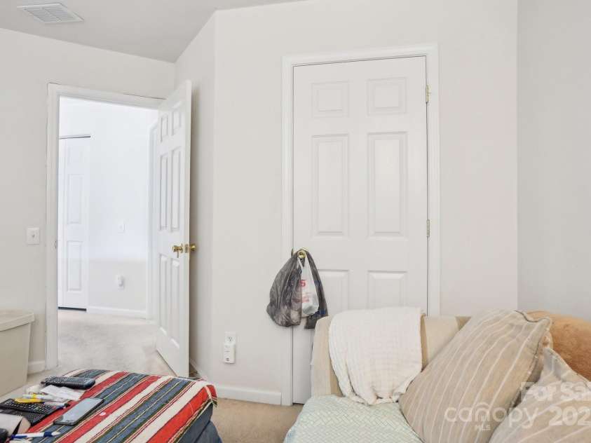 3038 Old Ironside Drive, Charlotte, NC 28213.  MLS# CAR4253394, YatesRealty ID 17408. 