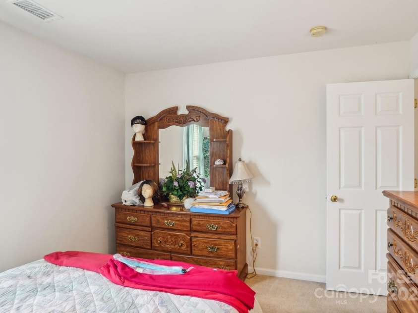 3038 Old Ironside Drive, Charlotte, NC 28213.  MLS# CAR4253394, YatesRealty ID 17408. 