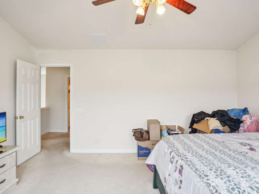 3038 Old Ironside Drive, Charlotte, NC 28213.  MLS# CAR4253394, YatesRealty ID 17408. 