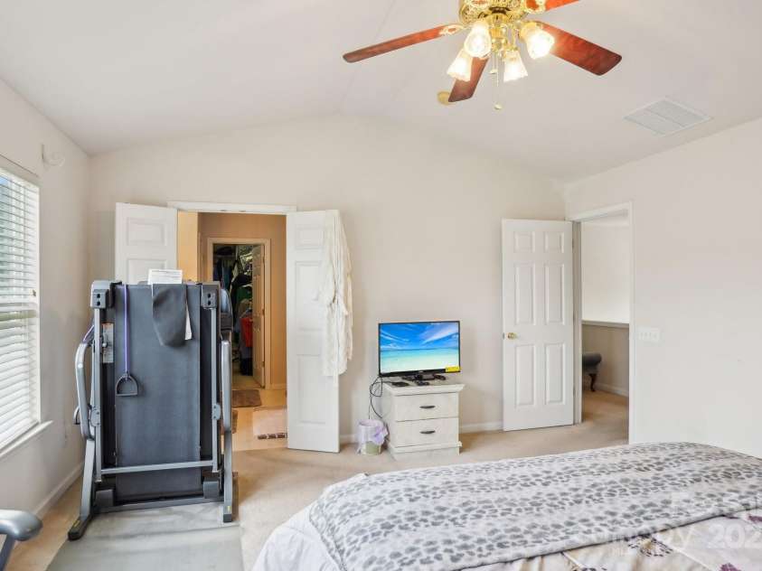 3038 Old Ironside Drive, Charlotte, NC 28213.  MLS# CAR4253394, YatesRealty ID 17408. 