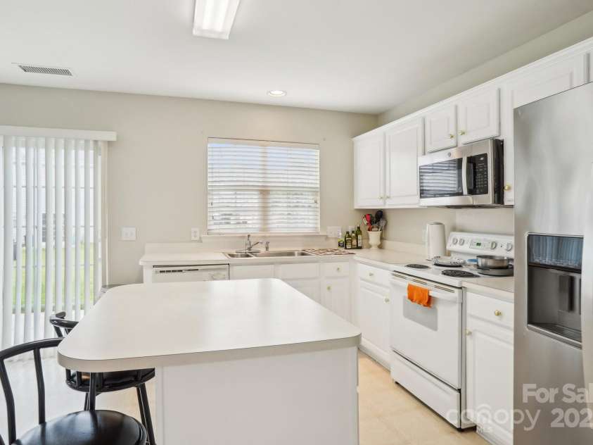 3038 Old Ironside Drive, Charlotte, NC 28213.  MLS# CAR4253394, YatesRealty ID 17408. 