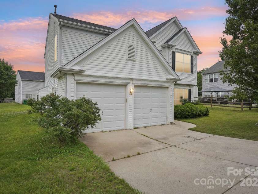 3038 Old Ironside Drive, Charlotte, NC 28213.  MLS# CAR4253394, YatesRealty ID 17408. 