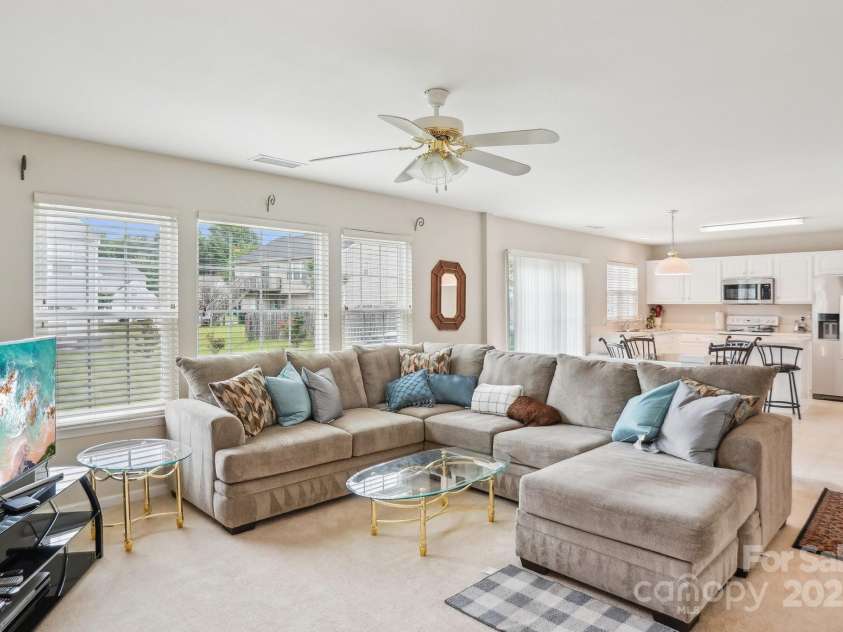 3038 Old Ironside Drive, Charlotte, NC 28213.  MLS# CAR4253394, YatesRealty ID 17408. 