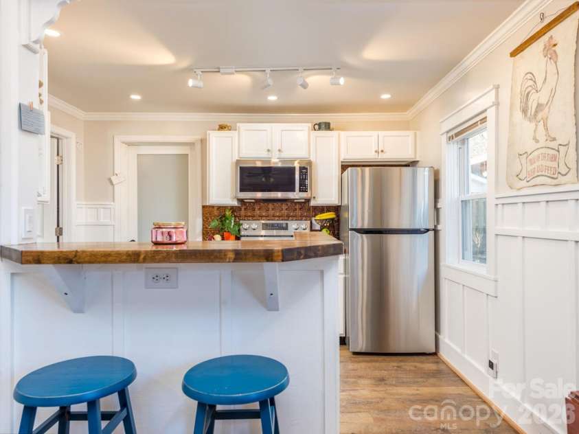 29 White Oak Road, Arden, NC 28704.  MLS# CAR4367646, YatesRealty ID 17409. 