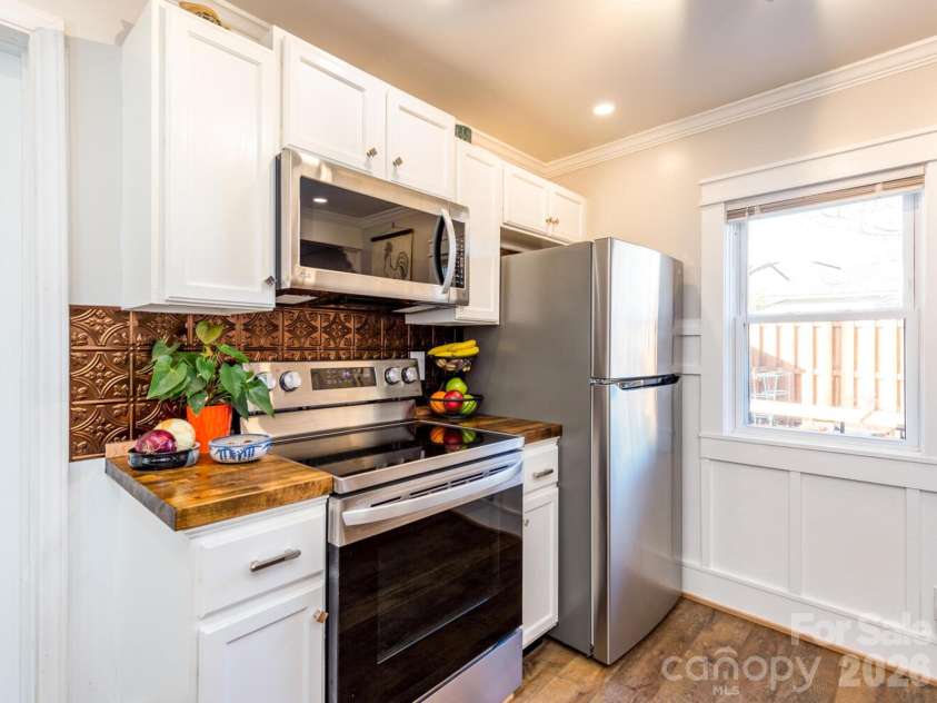 29 White Oak Road, Arden, NC 28704.  MLS# CAR4367646, YatesRealty ID 17409. 
