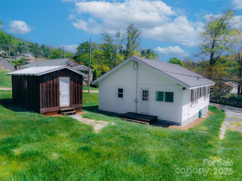 35 Amethyst Street, Spruce Pine, NC 28777.  MLS# CAR4260093, YatesRealty ID 17409. 