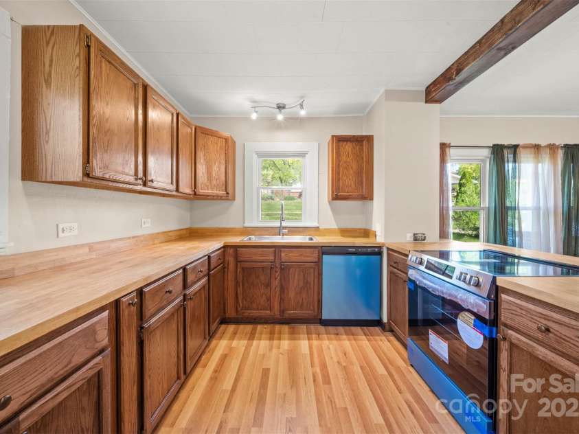 35 Amethyst Street, Spruce Pine, NC 28777.  MLS# CAR4260093, YatesRealty ID 17409. 