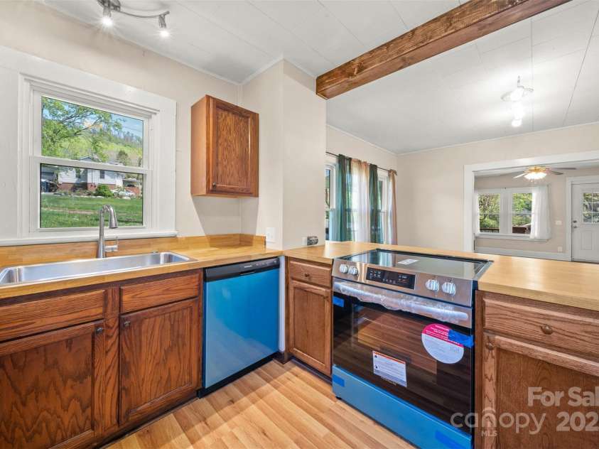 35 Amethyst Street, Spruce Pine, NC 28777.  MLS# CAR4260093, YatesRealty ID 17409. 