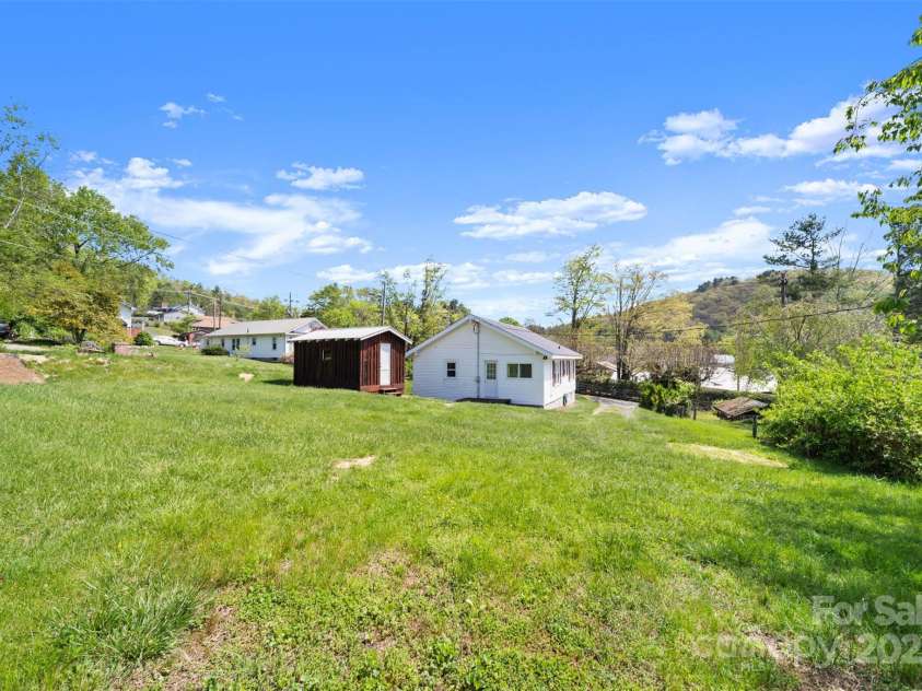 35 Amethyst Street, Spruce Pine, NC 28777.  MLS# CAR4260093, YatesRealty ID 17409. 