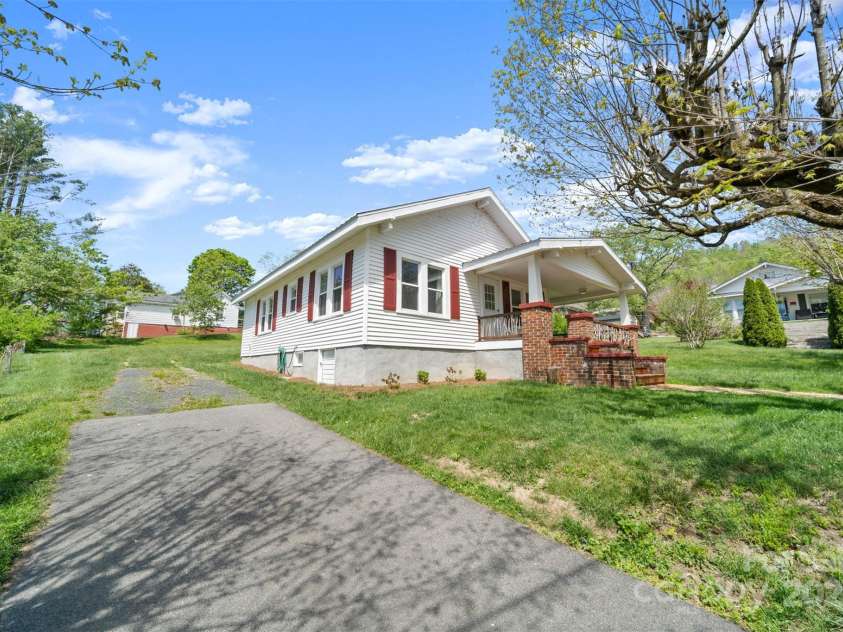 35 Amethyst Street, Spruce Pine, NC 28777.  MLS# CAR4260093, YatesRealty ID 17409. 