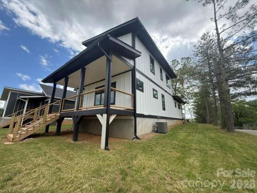 3 Locust Street, Asheville, NC 28804.  MLS# CAR4376669, YatesRealty ID 17410. 