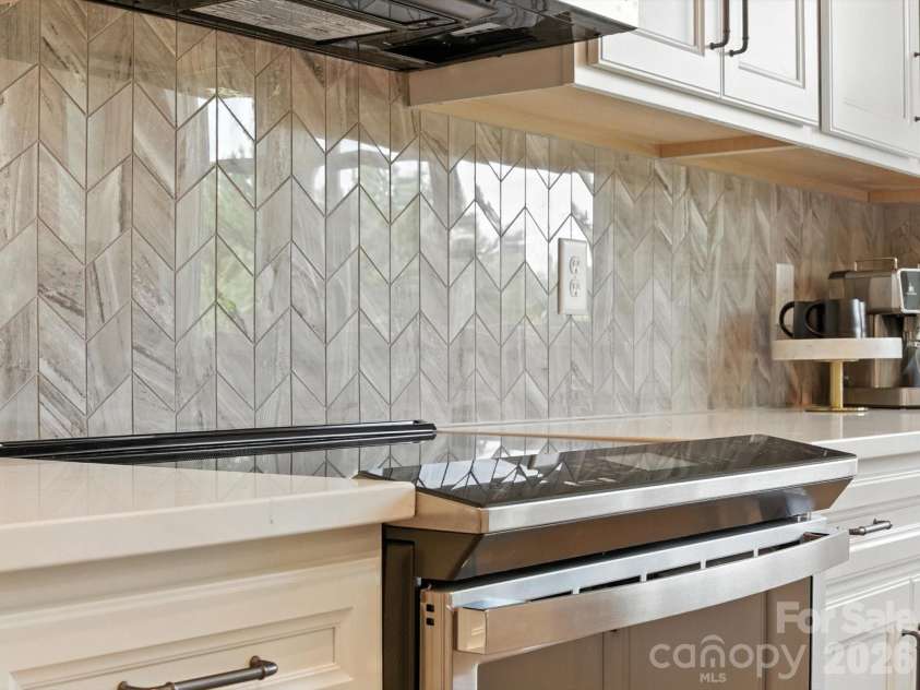 513 Nash Street, Fort Mill, SC 29715.  MLS# CAR4376919, YatesRealty ID 17414. Striking framed polished chevron backsplash tile