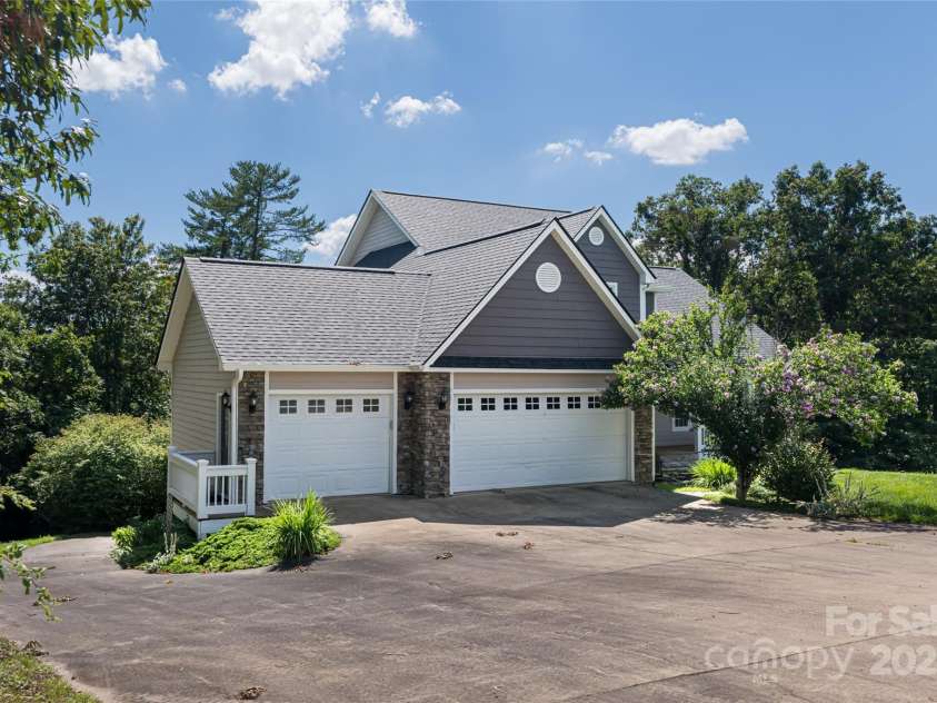 8 Scarlet Rdg Lane, Weaverville, NC 28787.  MLS# CAR4233209, YatesRealty ID 17414. 3-car garage on main and 1 in lower level