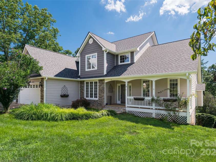 8 Scarlet Rdg Lane, Weaverville, NC 28787.  MLS# CAR4233209, YatesRealty ID 17414. Charming Home at 8 Scarlet Ridge