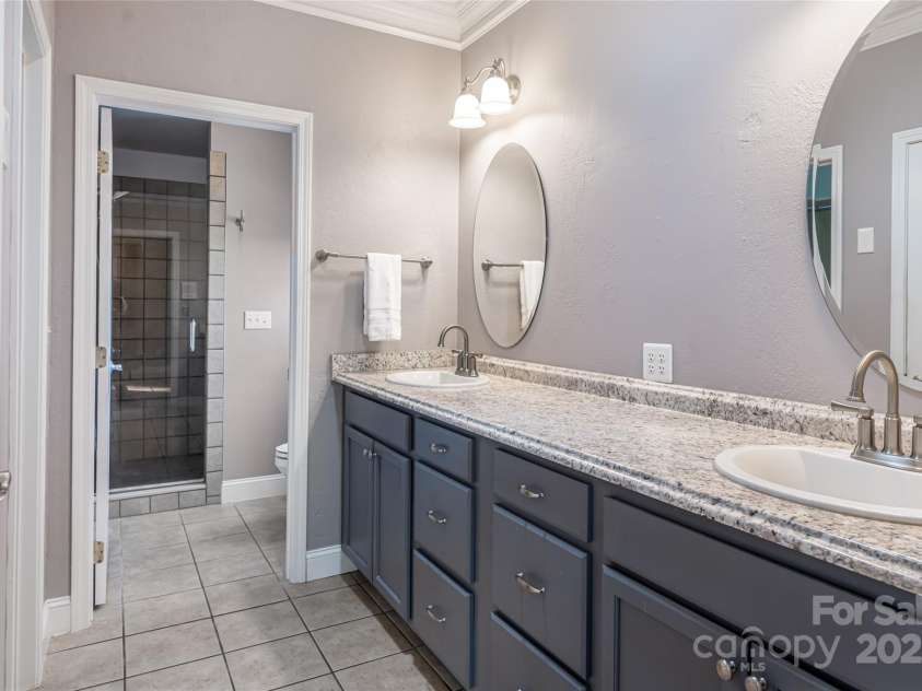 8 Scarlet Rdg Lane, Weaverville, NC 28787.  MLS# CAR4233209, YatesRealty ID 17414. Dual vanities