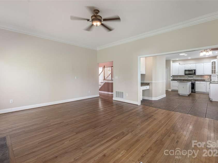 8 Scarlet Rdg Lane, Weaverville, NC 28787.  MLS# CAR4233209, YatesRealty ID 17414. Open floor plan