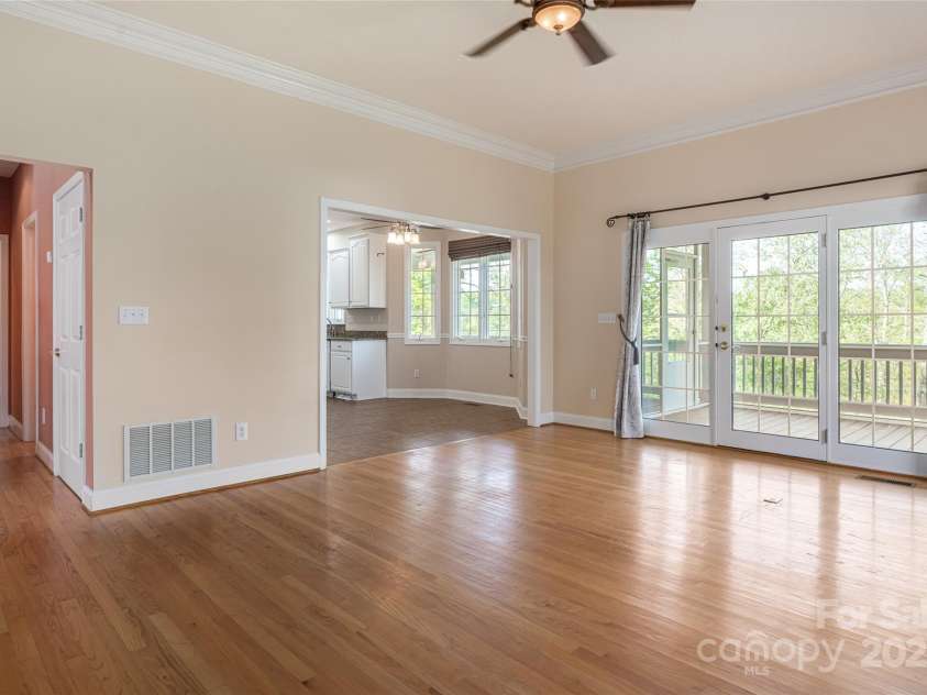 8 Scarlet Rdg Lane, Weaverville, NC 28787.  MLS# CAR4233209, YatesRealty ID 17414. Sundrenched living spaces