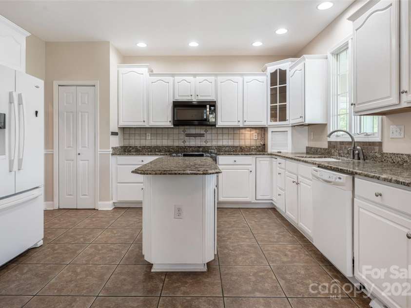 8 Scarlet Rdg Lane, Weaverville, NC 28787.  MLS# CAR4233209, YatesRealty ID 17414. Tasetefully renovated kitchen