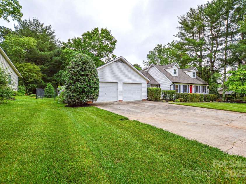 1506 Cameron Drive, Statesville, NC 28625.  MLS# CAR4261391, YatesRealty ID 17416. 