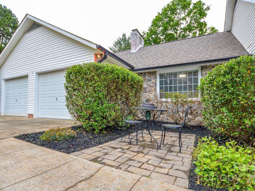 1506 Cameron Drive, Statesville, NC 28625.  MLS# CAR4261391, YatesRealty ID 17416. 