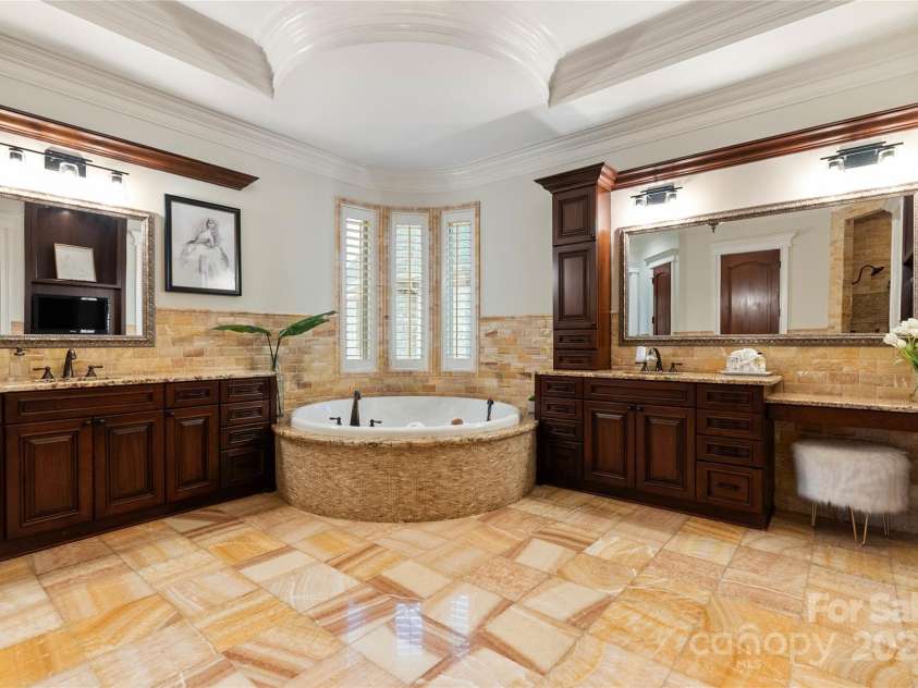 325 Ivy Arbor Circle, Rock Hill, SC 29732.  MLS# CAR4242278, YatesRealty ID 17417. Floor 1-Primary bathroom with marble finishes